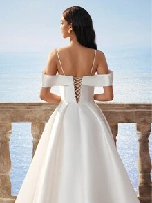 Nowa satynowa koronkowa haftowana rozcięta długa suknia ślubna z wysokim i niskim dołem