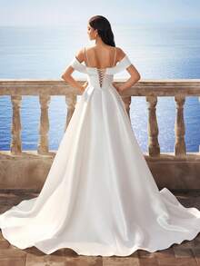 Nowa satynowa koronkowa haftowana rozcięta długa suknia ślubna z wysokim i niskim dołem