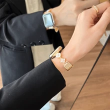 1 paquet de bracelet de montre, design floral classique et simple, compatible avec Apple Watch Series Ultra/SE/9/8/7/6/5/4/3/2/1, 38/40/41/42/44/45/46/49mm. Bracelet de montre de mode casual de luxe, réglable, design minimaliste, compatible avec Apple Watch, cadeau de la Saint-Valentin