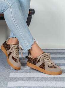 Zapatos anchos de corte retro en color marrón, extra anchos para mayor comodidad, suelas de goma duraderas y antideslizantes, zapatillas de mujer con diseño estilizado de estampado de leopardo, adecuados para vacaciones, regalos, fiestas, uso diario y escuela - marrón leopardo - Ver 2