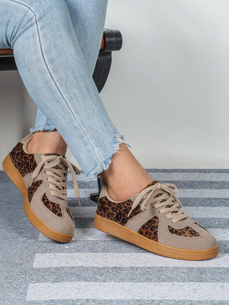Zapatos anchos de corte retro en color marrón, extra anchos para mayor comodidad, suelas de goma duraderas y antideslizantes, zapatillas de mujer con diseño estilizado de estampado de leopardo, adecuados para vacaciones, regalos, fiestas, uso diario y escuela