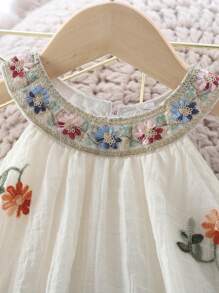 年轻女孩休闲时尚花卉刺绣蕾丝边无袖露背沙滩太阳裙，公主风格，夏季 - 杏色 - 查看 3