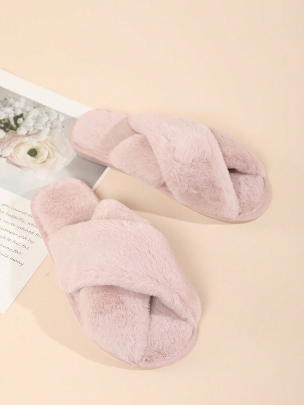 Pantoufles de maison roses confortables et chaudes avec un croisement, convenant aux enfants