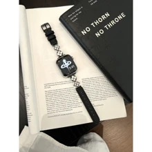 1 paquet de bracelet de montre, design floral classique et simple, compatible avec Apple Watch Series Ultra/SE/9/8/7/6/5/4/3/2/1, 38/40/41/42/44/45/46/49mm. Bracelet de montre de mode casual de luxe, réglable, design minimaliste, compatible avec Apple Watch, cadeau de la Saint-Valentin