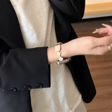 1 paquet de bracelet de montre, design floral classique et simple, compatible avec Apple Watch Series Ultra/SE/9/8/7/6/5/4/3/2/1, 38/40/41/42/44/45/46/49mm. Bracelet de montre de mode casual de luxe, réglable, design minimaliste, compatible avec Apple Watch, cadeau de la Saint-Valentin