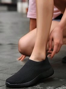 Chaussures plates décontractées en tricot respirant pour femmes, de couleur noire. Chaussures décontractées, confortables et sportives à rayures respirantes. Chaussures de sport à semelle large légère et antidérapante. Chaussures d'été pour femmes. Chaussures de course décontractées