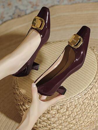 女士时尚金属装饰漆皮亮面尖头一脚蹬高跟鞋，时尚秋季女士高跟鞋