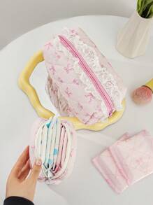 1 件大容量绗缝蝴蝶结和花卉化妆包褶边化妆包旅行粉色花卉化妆包带蕾丝便携式花卉洗漱包盥洗旅行包褶边化妆包化妆刷收纳袋卫生巾收纳袋适用于旅行日常生活、婚礼礼物伴娘礼物、情人节礼物、生日礼物、婚礼装饰圣诞礼品袋学校用品旅行必需品化妆包节日必需品化妆包化妆包化妆品收纳袋节日冬季女性礼物女性化妆品收纳盒化妆品收纳