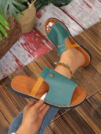 新款时尚百搭复古法式平底凉鞋，夏季新款露趾防滑轻质软底时尚潮流金属扣装饰休闲罗马沙滩拖鞋，蓝色和绿色