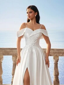 Nowa satynowa koronkowa haftowana rozcięta długa suknia ślubna z wysokim i niskim dołem