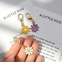 1/2/4Sets Lovely Daisy Mini Hug Card Sets,Daisy Keychain Combo,Comprising Of Cards And Cute Daisy Keychains, These Pocket Hug Cards Are Ideal For Gifting To Friends, On Special Days Such As Birthdays, Weddings, For Mother's Day, Father's Day, Valentine's Day, Serving As An Encouraging Token Or A Sweet Way To Say 'I Miss You'."