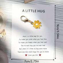 1/2/4Sets Lovely Daisy Mini Hug Card Sets,Daisy Keychain Combo,Comprising Of Cards And Cute Daisy Keychains, These Pocket Hug Cards Are Ideal For Gifting To Friends, On Special Days Such As Birthdays, Weddings, For Mother's Day, Father's Day, Valentine's Day, Serving As An Encouraging Token Or A Sweet Way To Say 'I Miss You'."