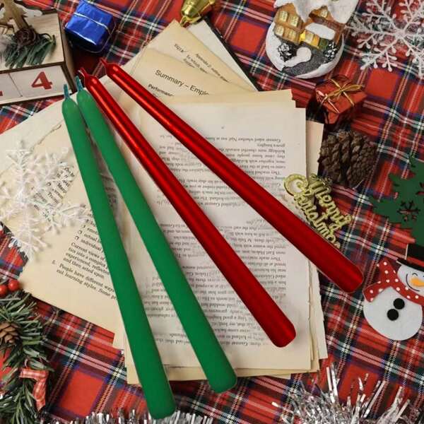 1 boîte de 4 pièces de bougies de cire lisses/régulières de 10 pouces effilées, 2 boîtes de 8 pièces de sets de bougies de cire rayées et régulières en vert ou rouge, convenant pour les cadeaux du Nouvel An et de Noël, les accessoires photo d'ambiance, la décoration et l'ambiance des fêtes, les bougies du dîner aux chandelles de Noël et du Nouvel An