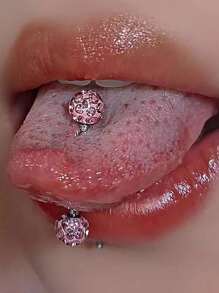 1個女性鑲有鑽石的鈦鋼華麗光澤舌頭穿孔珠