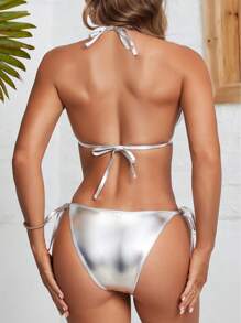 Le nouveau bikini triangle mode et sexy pour femme avec lacets est un maillot de bain à encolure fendue pour fille attirante en noir. Un bel ensemble bikini deux-pièces brillant et sexy convenant pour la plage. Le maillot de bain le plus remarquable pour l'océan et les fêtes. Maillots de bain à la
