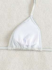 Le nouveau bikini triangle mode et sexy pour femme avec lacets est un maillot de bain à encolure fendue pour fille attirante en noir. Un bel ensemble bikini deux-pièces brillant et sexy convenant pour la plage. Le maillot de bain le plus remarquable pour l'océan et les fêtes. Maillots de bain à la