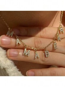 1 pièce Collier DIY en cubique de zircone doré minimaliste, collier personnalisé avec lettre simple, collier pendentif personnalisé en acier inoxydable MAMA, cadeau de mode pour maman, automne, simple, décontracté, vintage, unique, cadeau idéal pour petite amie, maman, famille, amie, fille, anniversaire, Saint-Valentin, fête des mères, anniversaire, remise des diplômes, port quotidien, mariage, gala, or, à la mode, automne, décontracté, sobre, unisexe, hipster, personnalisé, unique, idéal pour elle, petit ami, petite amie, papa, maman, famille, amis, animaux de compagnie, fils, fille, grands-parents pour les anniversaires, la Saint-Valentin, la fête des mères, les anniversaires, les remises de diplômes, la fête des pères, les mariages, le port quotidien, les fêtes, le bal de promo, noir, argent, or, élégant, coloré, vintage, simple, unisexe, décontracté, mignonne, personnalisé, unique, idéal pour lui, idéal pour elle