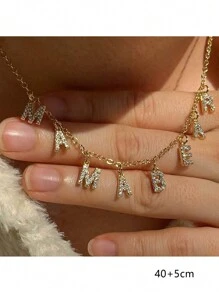 1 pièce Collier DIY en cubique de zircone doré minimaliste, collier personnalisé avec lettre simple, collier pendentif personnalisé en acier inoxydable MAMA, cadeau de mode pour maman, automne, simple, décontracté, vintage, unique, cadeau idéal pour petite amie, maman, famille, amie, fille, anniversaire, Saint-Valentin, fête des mères, anniversaire, remise des diplômes, port quotidien, mariage, gala, or, à la mode, automne, décontracté, sobre, unisexe, hipster, personnalisé, unique, idéal pour elle, petit ami, petite amie, papa, maman, famille, amis, animaux de compagnie, fils, fille, grands-parents pour les anniversaires, la Saint-Valentin, la fête des mères, les anniversaires, les remises de diplômes, la fête des pères, les mariages, le port quotidien, les fêtes, le bal de promo, noir, argent, or, élégant, coloré, vintage, simple, unisexe, décontracté, mignonne, personnalisé, unique, idéal pour lui, idéal pour elle