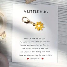 1/2/4Sets Lovely Daisy Mini Hug Card Sets,Daisy Keychain Combo,Comprising Of Cards And Cute Daisy Keychains, These Pocket Hug Cards Are Ideal For Gifting To Friends, On Special Days Such As Birthdays, Weddings, For Mother's Day, Father's Day, Valentine's Day, Serving As An Encouraging Token Or A Sweet Way To Say 'I Miss You'."