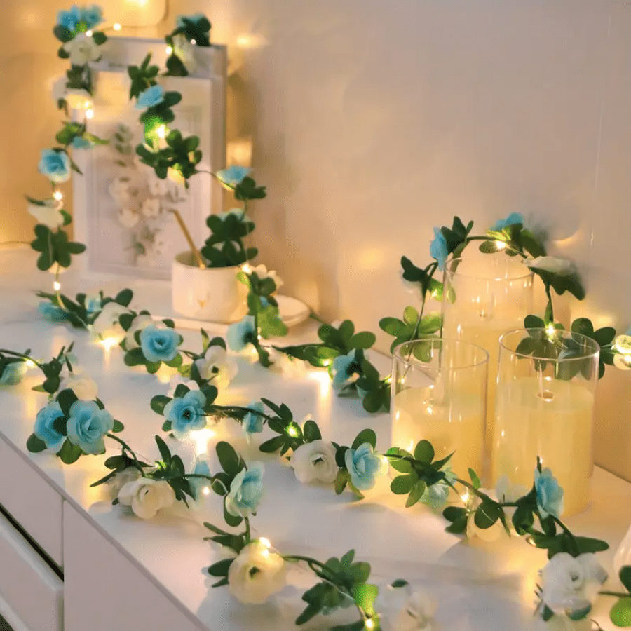 Decoração de videira de rosas azuis e brancas - adequada para festas de aniversário, jardim, quarto, festa, casamento, Dia das Mães, Dia dos Namorados, decoração sazonal e decoração de casa. Serve para lareira, e guirlanda de flores artificiais. Estilo clássico. 30 luzes LED alimentadas por pilhas, requer 2 pilhas AA (não incluídas).