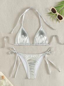 Le nouveau bikini triangle mode et sexy pour femme avec lacets est un maillot de bain à encolure fendue pour fille attirante en noir. Un bel ensemble bikini deux-pièces brillant et sexy convenant pour la plage. Le maillot de bain le plus remarquable pour l'océan et les fêtes. Maillots de bain à la