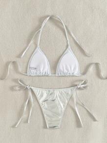 Le nouveau bikini triangle mode et sexy pour femme avec lacets est un maillot de bain à encolure fendue pour fille attirante en noir. Un bel ensemble bikini deux-pièces brillant et sexy convenant pour la plage. Le maillot de bain le plus remarquable pour l'océan et les fêtes. Maillots de bain à la
