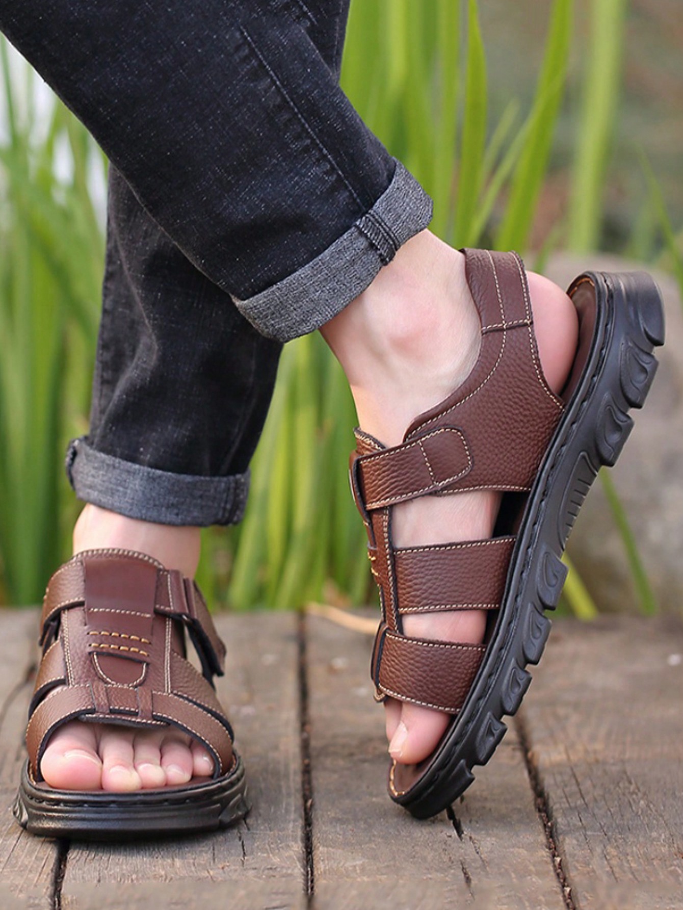 صنادل رجالية من الجلد الطبيعي مزودة بأشرطة قابلة ل...