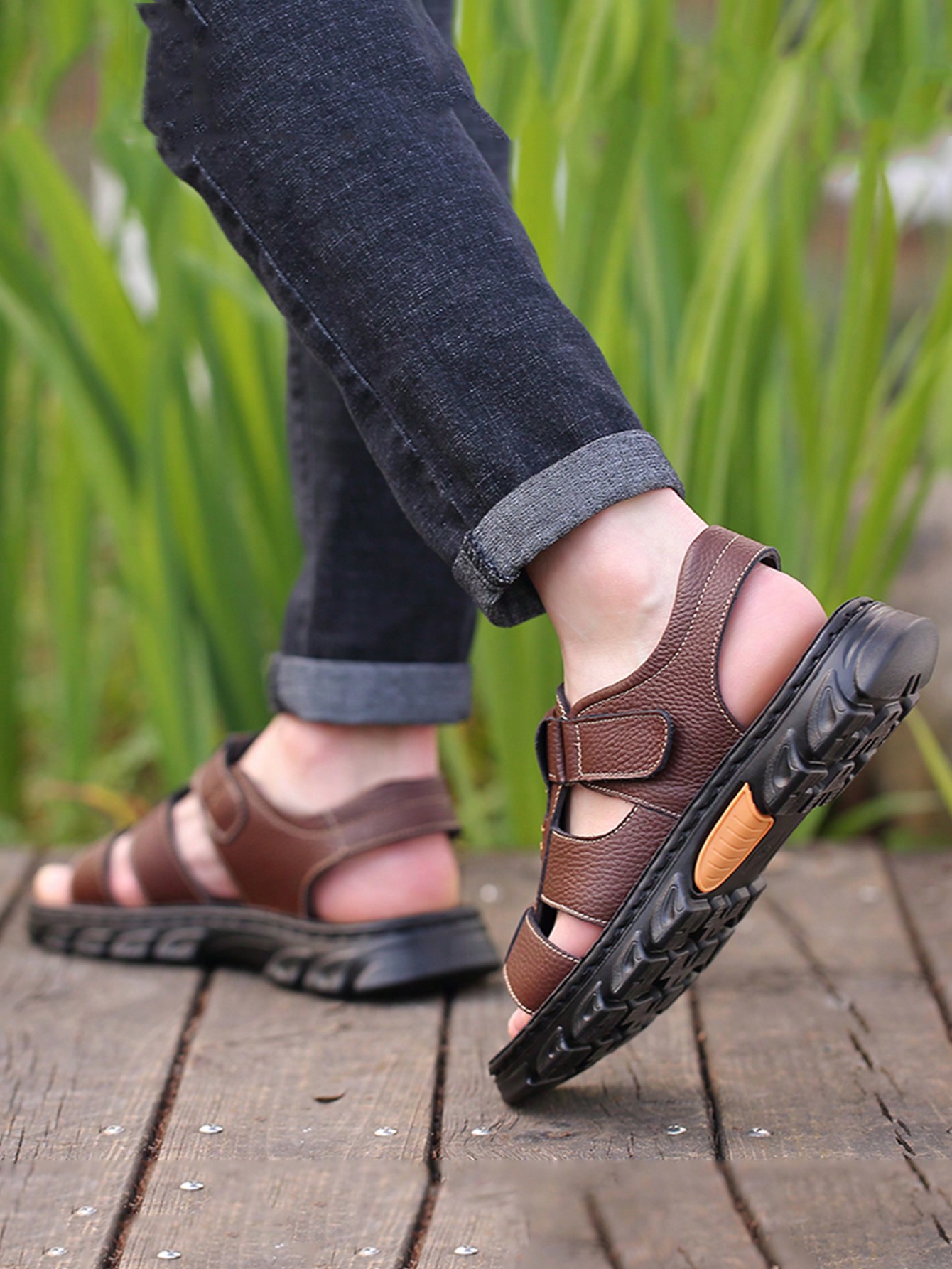 صنادل رجالية من الجلد الطبيعي مزودة بأشرطة قابلة ل...