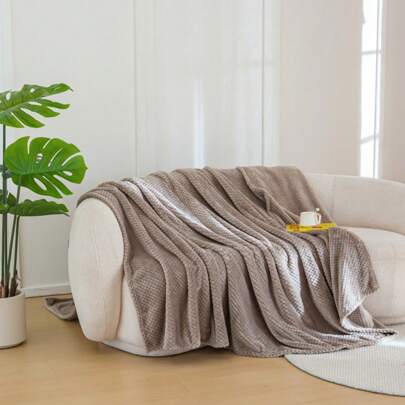 1pc Solid Color Pineapple Plush Fleece Blanket (Polyester Fiber), Cozy Minimalistic Flannel Throw Blanket, Suitable For All Seasons, Warm Travel & Home Use, Pet Blanket For Dogs And Cats