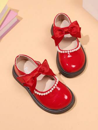 女童珍珠蝴蝶结装饰亮面皮革时尚公主玛丽珍平底鞋，可爱百搭，尺码偏小，请参考详情图片中的尺码表