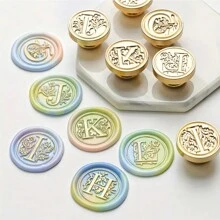 1 pezzo Timbro tradizionale medievale con alfabeto iniziale in ceralacca, testina in ottone e manico in legno, per biglietti di Ringraziamento, buste, confezioni regalo, inviti di matrimonio e fidanzamento - Lettere A-Z, Back to School, Forniture scolastiche