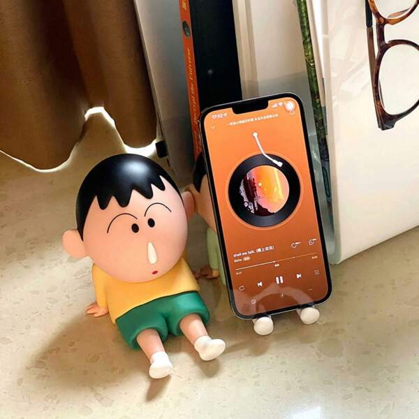 CRAYON SHINCHAN 1 Stück Anime Figuren Handyhalterung - Manga Charakter Tisch Display, flexibler Beinaufbau, haltbares PP Material, Sammlerstück für alle ab 14 Jahren, perfekt als Weihnachts- und Neujahrgeschenk