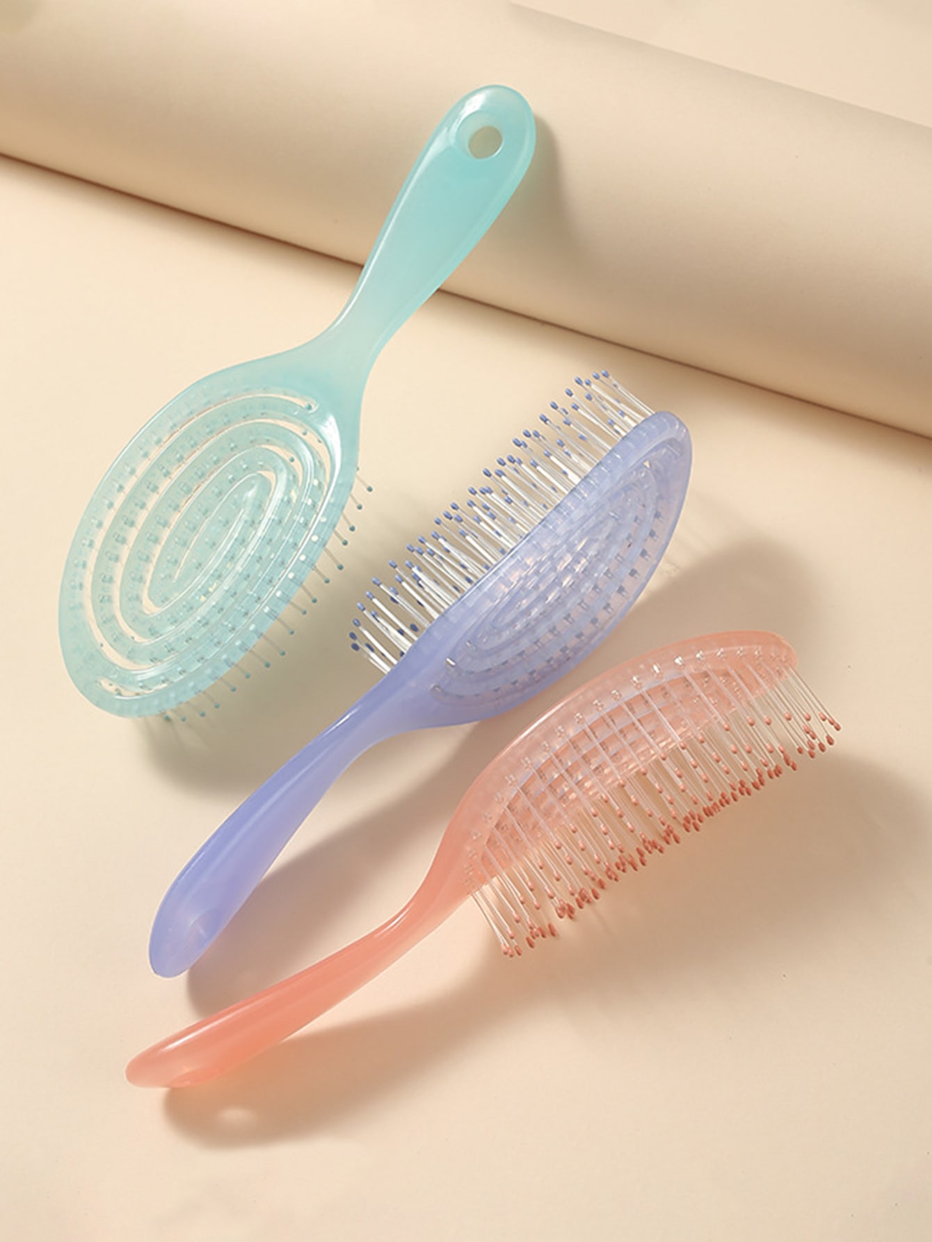 每个人都喜欢这款梳子，它具有可爱精致的镂空设计。它是完美的情人节礼物。它配有头皮按摩功能，可用于干发和湿发。它能有效梳理头发，使头发顺滑无结。其紧凑的尺寸确保了便携性，让您轻松随身携带。