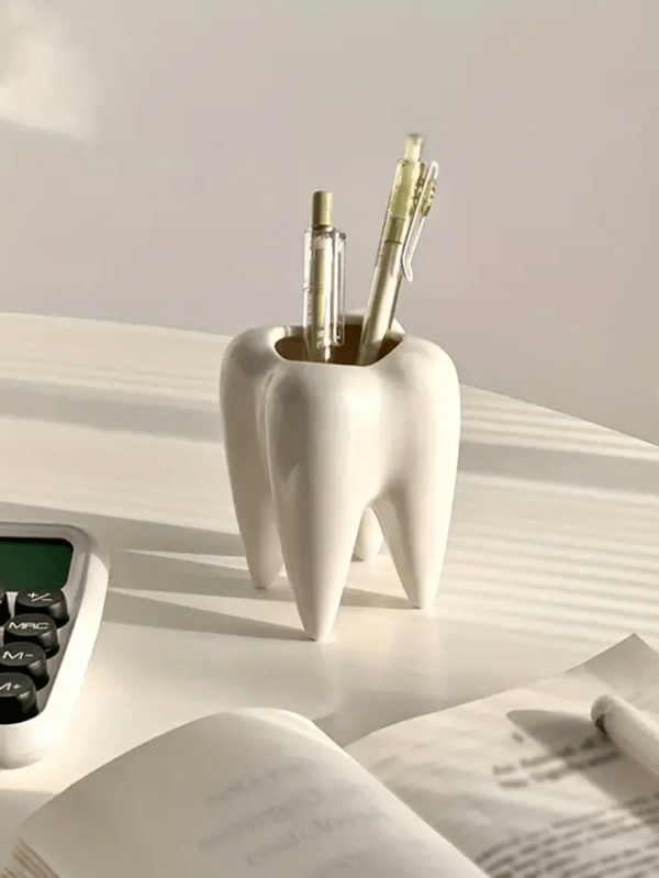 1 peça de suporte criativo e divertido para escovas de dentes, copo grande branco em formato de dente, organizador de mesa e recipiente decorativo de cerâmica para escovas de dentes, pasta de dente, vasos de flores, vasos e utensílios de banheiro. Decoração de banheiro para casa feliz, decoração de outono e volta às aulas.