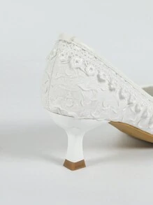 Zapatos de novia con tacón de 5,3 cm de altura, decorados con encaje y flores, bombas para fiestas de boda blancas para mujeres - Blanco - Ver 6