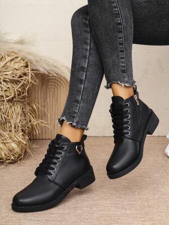 2025 年秋冬女式新款黑色系带侧拉链心形装饰奢华时尚百搭机车踝靴，休闲户外欧洲和英国风格粗跟度假踝靴和短靴情人节