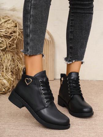 Botas de tobillo de estilo motero de moda de lujo con decoración de corazón, cremallera lateral y cordones, negro, para mujer, estilo casual y europeo/británico con tacón grueso, para vacaciones, otoño/invierno 2025