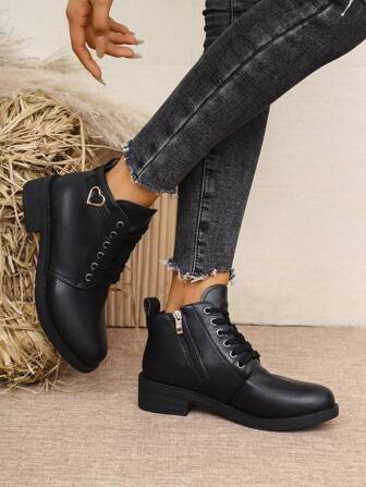 Botas de tobillo de estilo motero de moda de lujo con decoración de corazón, cremallera lateral y cordones, negro, para mujer, estilo casual y europeo/británico con tacón grueso, para vacaciones, otoño/invierno 2025