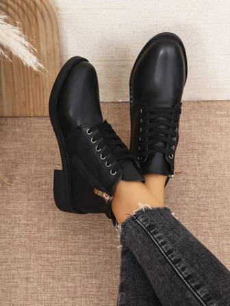 Botas de tobillo de estilo motero de moda de lujo con decoración de corazón, cremallera lateral y cordones, negro, para mujer, estilo casual y europeo/británico con tacón grueso, para vacaciones, otoño/invierno 2025