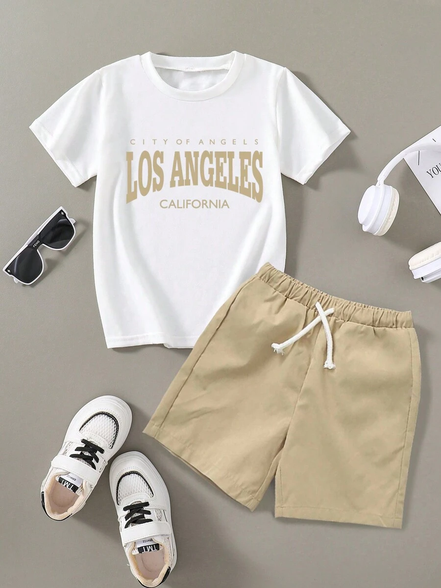 2 件装男童字母图案印花短袖 T 恤和抽绳短裤套装