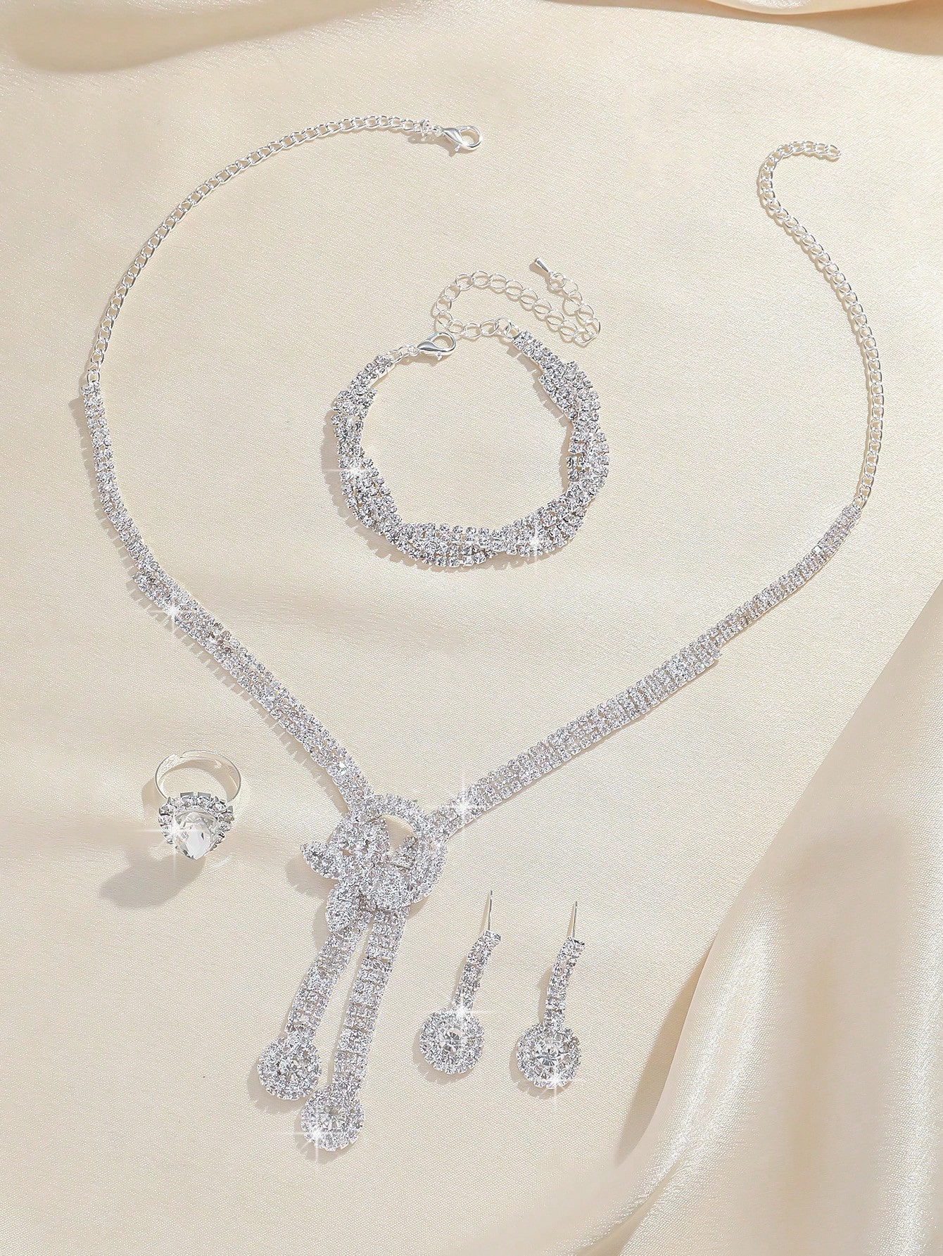 مجموعة مجوهرات مكونة من 5 قطع تشمل: قلادة، أقراط،...