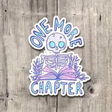 3 Zoll Vinyl Aufkleber "One More Chapter", Design mit lesendem Skelett, Geschenk für Buchliebhaber, perfekt für Laptops, Wasserflaschen, Handyhüllen, Notizbücher und mehr, wasserfest und dauerhaft, einfach anzubringen, hochglänzende Oberfläche, UV-geschützt, kratzfest, ideal für Personalisierung und als Geschenk, Aufkleber für Buchliebhaber, Aufkleber für E-Book-Reader, Geschenk für Buchliebhaber, Bücher-Merchandise, Aufkleber für Schmöker-Fans, Aufkleber für Lesebegeisterte, E-Reader