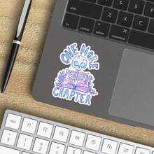 3 Zoll Vinyl Aufkleber "One More Chapter", Design mit lesendem Skelett, Geschenk für Buchliebhaber, perfekt für Laptops, Wasserflaschen, Handyhüllen, Notizbücher und mehr, wasserfest und dauerhaft, einfach anzubringen, hochglänzende Oberfläche, UV-geschützt, kratzfest, ideal für Personalisierung und als Geschenk, Aufkleber für Buchliebhaber, Aufkleber für E-Book-Reader, Geschenk für Buchliebhaber, Bücher-Merchandise, Aufkleber für Schmöker-Fans, Aufkleber für Lesebegeisterte, E-Reader