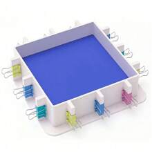 Il prodotto include stampi regolabili e stampi in silicone per la realizzazione di stampi in plastica con telai riutilizzabili, kit di stampi per resina, stampi per sapone, stampi per candele e fermagli, oltre a nastro biadesivo.