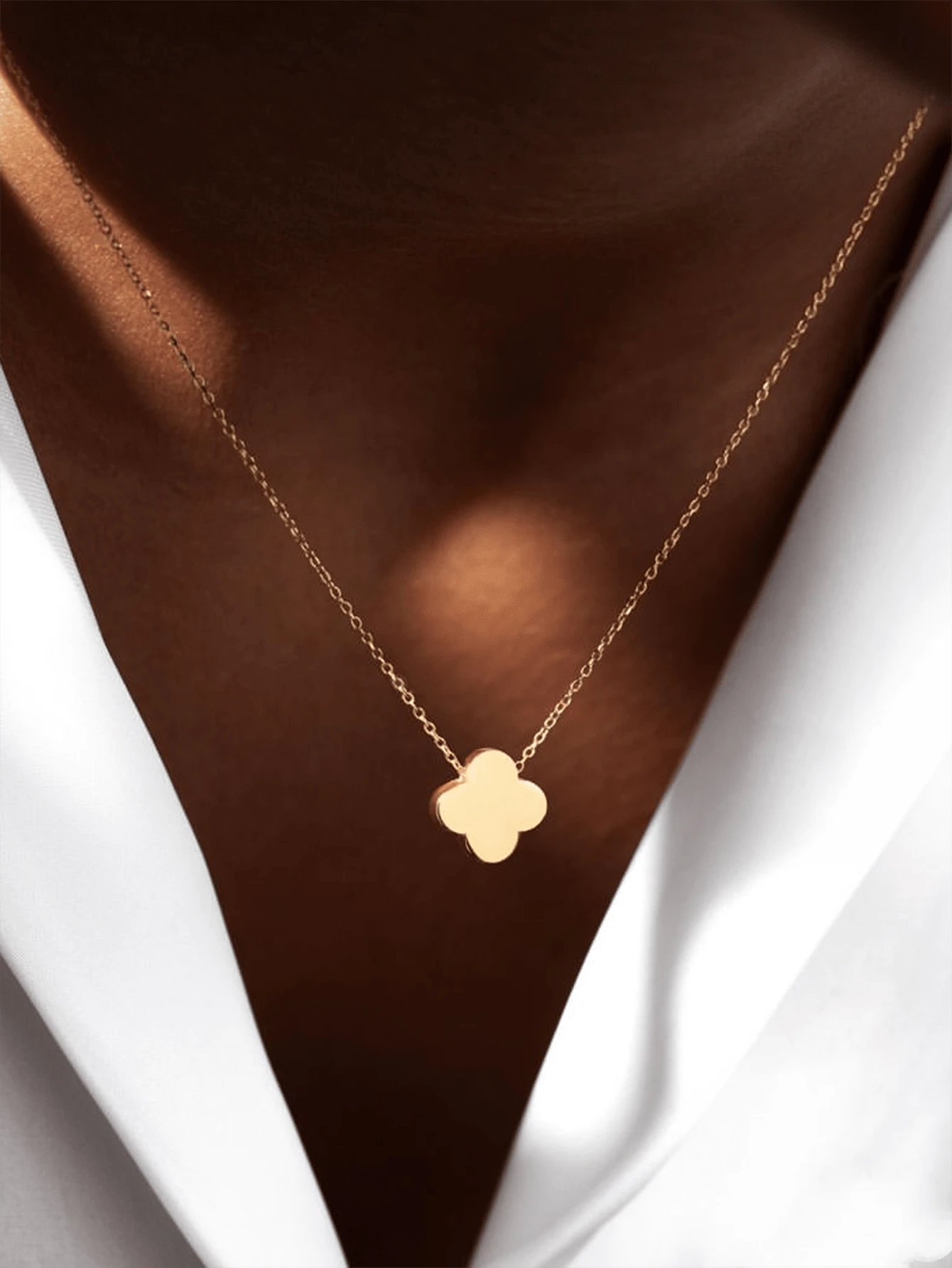 Modieuze roestvrijstalen ketting met geluksklavertjevier hanger voor vrouwen Elegante vergulde ketting Bruiloftssieraden Groothandel voor vrouwen Dagelijks gebruik