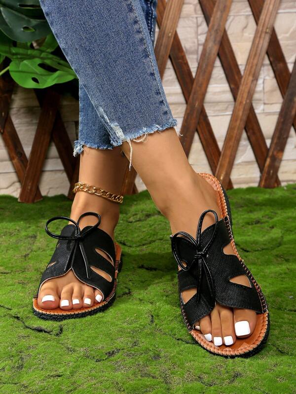 Sandálias romanas planas com laço vazado e novas femininas, moda versátil e confortável para o verão