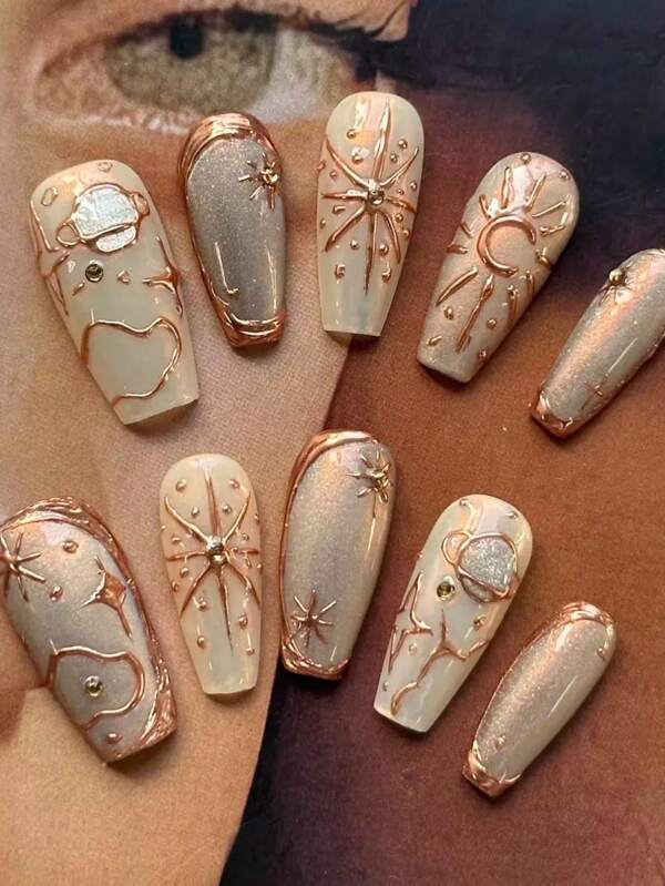 10 pièces / set Ongles de la Saint-Valentin Style européen et américain, forme de cercueil longueur moyenne, couleur champagne et or, décorations peintes à la main 3D incluant lune cosmique, univers, soleil radieux, œil de chat pailleté. Autocollants pour manucure, ongles artificiels détachables et réutilisables de haute qualité