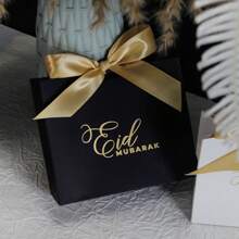 10 件时尚开斋节迷你礼盒，黑色、白色和金色优雅礼盒，配以别致的金箔设计和精美丝带。非常适合存放糖果、巧克力和小礼物。非常适合开斋节庆祝活动、节日和贴心惊喜。优雅的包装，留下难忘的时刻 - 11.5X4.5X10cm - 查看 3