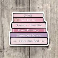 Soulmates Fake Dating -Sunshine Zwangsnahe Feinde zu Liebhabern Nur ein Bett 3 Zoll Vinyl Aufkleber, Buch Liebhaber Geschenk, süßes und künstlerisches Design, perfekt für Laptops, Wasserflaschen, Handyhüllen, Notizbücher und mehr, wasserfest, leicht anzubringen