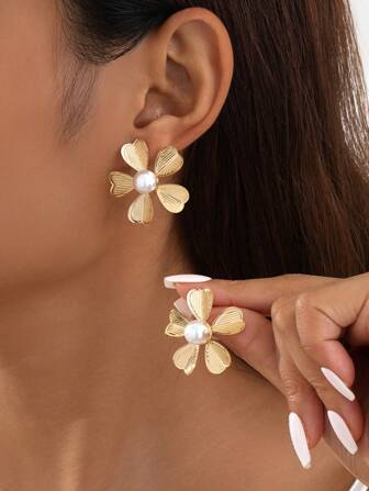 1 对时尚花瓣条纹金属镶嵌仿珍珠耳钉珠宝配饰，情人节节日礼物